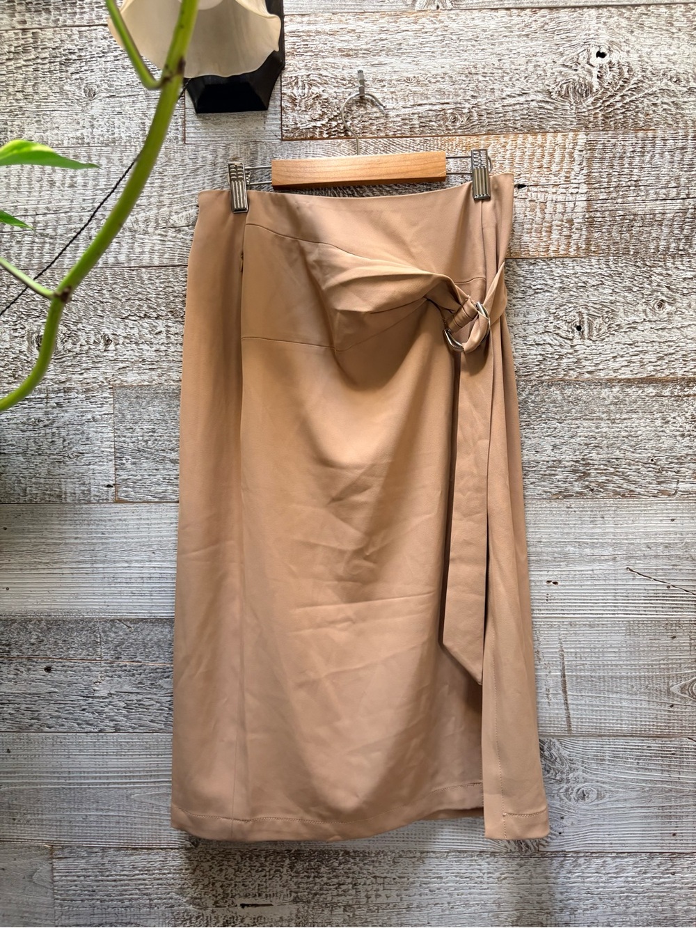 🏷 Halara | NWT Midrise Adjustable Buckle Split Midi Skirt - XS, Neutral Cream